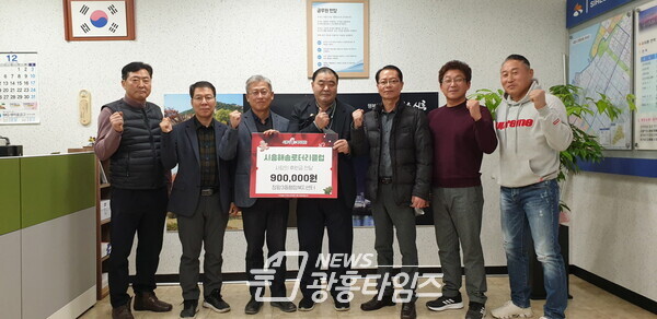 시흥해송로타리클럽 후원품 및 장학금 전달(사진제공=정왕3동 행정복지센터) 시흥해송로타리클럽 후원품 및 장학금 전달(사진제공=정왕3동 행정복지센터)