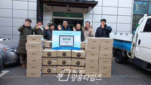 광명시 광명5동 주민에게 대한교회(담임목사 조주원)에서 지난 14일 코로나19 극복을 위한 영양제 700개 손소독제 1000개의 물품을 전달했다(사진제공=광명5동 행정복지센터) 광명시 광명5동 주민에게 대한교회(담임목사 조주원)에서 지난 14일 코로나19 극복을 위한 영양제 700개 손소독제 1000개의 물품을 전달했다(사진제공=광명5동 행정복지센터)