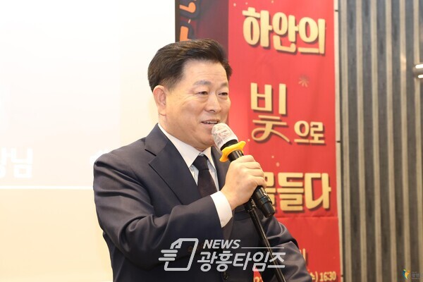 축하와 격려의 인사를 전하는 박승원 광명시장(사진제공=광명시) 축하와 격려의 인사를 전하는 박승원 광명시장(사진제공=광명시)