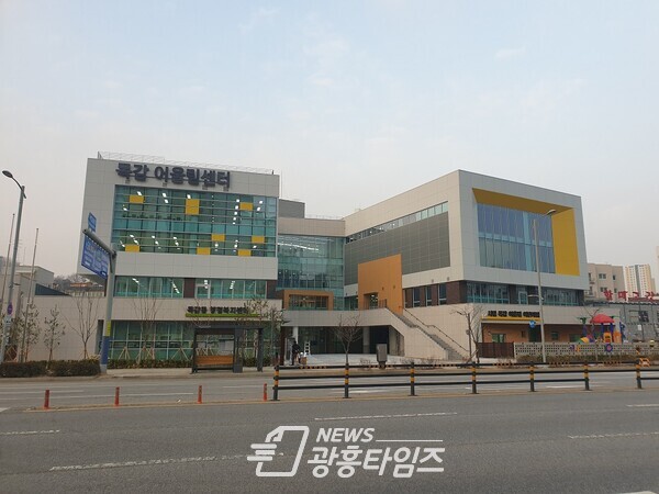 오션메탈 후원금 전달(사진제공=목감동 행정복지센터) 오션메탈 후원금 전달(사진제공=목감동 행정복지센터)