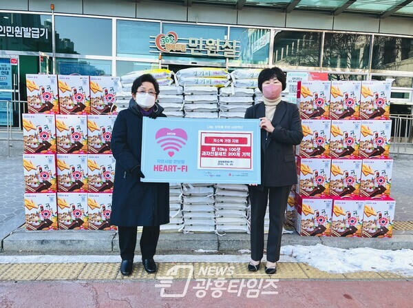 삼성에프씨(주)로부터 쌀 100포(10kg)·과자선물세트 200개 기탁받아(사진제공=안산시) 삼성에프씨(주)로부터 쌀 100포(10kg)·과자선물세트 200개 기탁받아(사진제공=안산시)