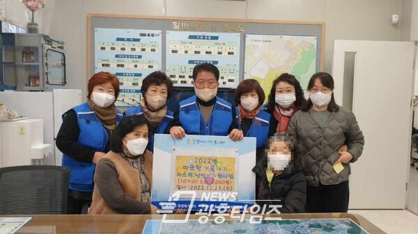 광명시 광명7동 지역사회보장협의체는 지난 21일 겨울철 난방비 지원사업으로 저소득가정 10가구에 30만 원씩 총 300만 원을 전달했다(사진제공=광명7동 행정복지센터) 광명시 광명7동 지역사회보장협의체는 지난 21일 겨울철 난방비 지원사업으로 저소득가정 10가구에 30만 원씩 총 300만 원을 전달했다(사진제공=광명7동 행정복지센터)