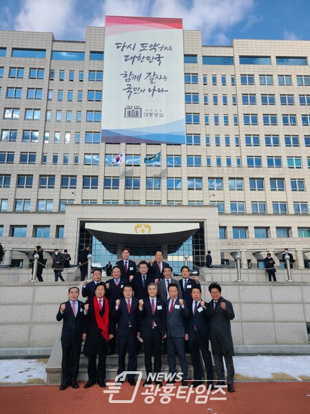 염종현 의장 등 광역의회 의장단, 22일 윤석열 대통령 만나 '지방의회법 제정' 등 주요현안 건의(사진제공=경기도의회) 염종현 의장 등 광역의회 의장단, 22일 윤석열 대통령 만나 '지방의회법 제정' 등 주요현안 건의(사진제공=경기도의회)