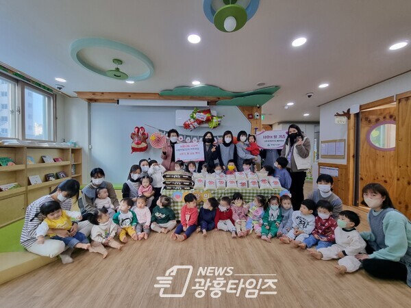 포일2단지어린이집 쌀나눔(사진제공=의왕시) 포일2단지어린이집 쌀나눔(사진제공=의왕시)