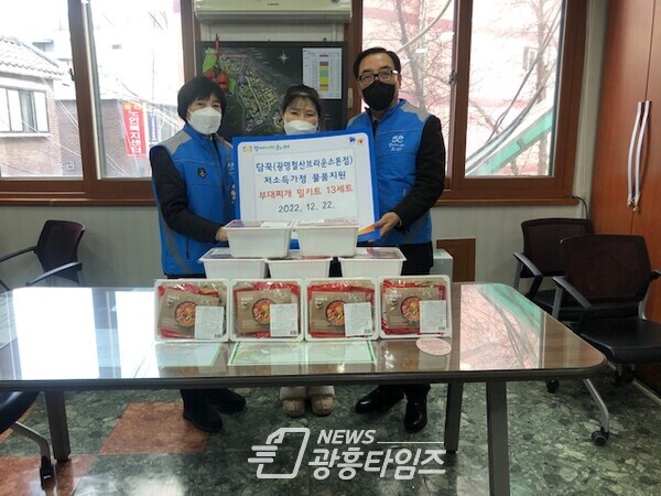 광명시 철산4동 행정복지센터는 22일 담꾹 광명철산브라운스톤점에서 부대찌개 밀키트를 후원받아 관내 독거어르신과 한부모가정 13가구에 전달했다(사진제공=철산4동 행정복지센터) 광명시 철산4동 행정복지센터는 22일 담꾹 광명철산브라운스톤점에서 부대찌개 밀키트를 후원받아 관내 독거어르신과 한부모가정 13가구에 전달했다(사진제공=철산4동 행정복지센터)
