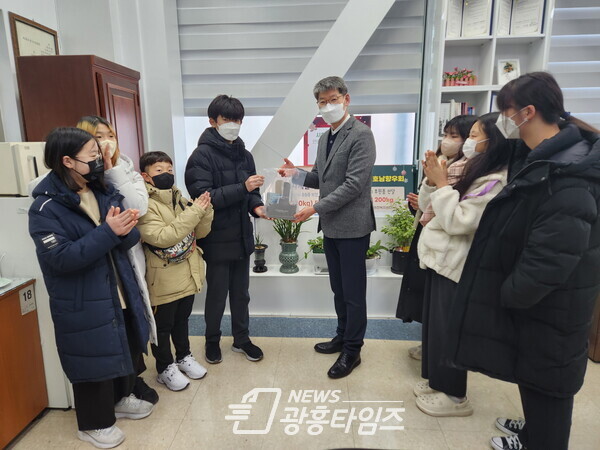 연성동_시흥장현초등학교 후원(사진제공=연성동 행정복지센터) 연성동_시흥장현초등학교 후원(사진제공=연성동 행정복지센터)