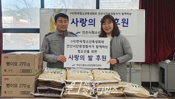 안산시청소년상담복지센터, (사)한국청소년육성회 안산단원지구회로부터 쌀 100킬로 기탁받아(사진제공=안산시) 안산시청소년상담복지센터, (사)한국청소년육성회 안산단원지구회로부터 쌀 100킬로 기탁받아(사진제공=안산시)