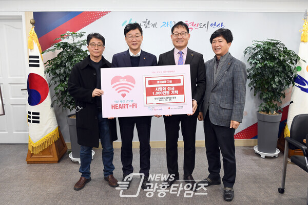 안산시, 안산도시공사 임직원으로부터 결식아동 지원 후원금 1천만원 기탁받아(사진제공=안산도시공사) 안산시, 안산도시공사 임직원으로부터 결식아동 지원 후원금 1천만원 기탁받아(사진제공=안산도시공사)