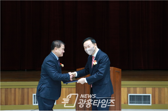 경기도교육연구원 제8대 오해석 이사장 취임을 축하하는 임태희 교육감(사진제공=경기도교육연구원) 경기도교육연구원 제8대 오해석 이사장 취임을 축하하는 임태희 교육감(사진제공=경기도교육연구원)