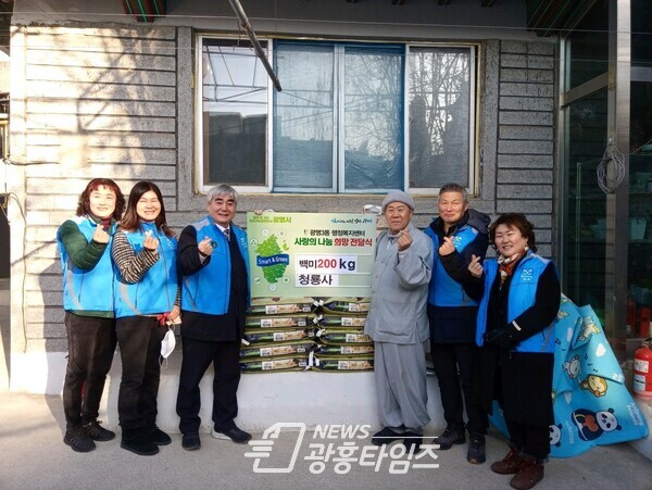 광명시 광명3동 지역사회보장협의체에 대한불교조계종 청룡사에서 설을 맞아 10일 관내 저소득층을 위해 백미 200kg을 전달했다(사진제공=광명3동 행정복지센터)