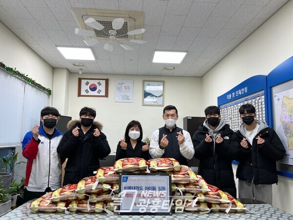 광명시 철산3동 저소득가정을 위해 경희대석사 비룡태권도에서 2023년 신년을 맞아 원생들의 따뜻한 마음을 모아 11일 쌀 20포(총 200kg)를 기탁했다(사진제공=철산3동 행정복지센터) 광명시 철산3동 저소득가정을 위해 경희대석사 비룡태권도에서 2023년 신년을 맞아 원생들의 따뜻한 마음을 모아 11일 쌀 20포(총 200kg)를 기탁했다(사진제공=철산3동 행정복지센터)