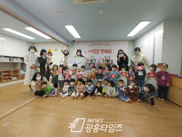 광명시 소하1동 저소득가정에 전달해 달라며 시립다원어린이집에서 11일 후원금과 후원 물품을 전달했다(사진제공=소하1동 행정복지센터) 광명시 소하1동 저소득가정에 전달해 달라며 시립다원어린이집에서 11일 후원금과 후원 물품을 전달했다(사진제공=소하1동 행정복지센터)