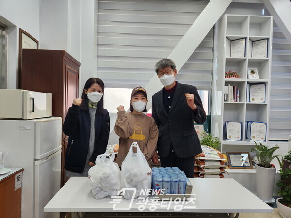 맘스터치 연성점, 취약계층 아동들에게 희망 전달(사진제공=연성동 행정복지센터) 맘스터치 연성점, 취약계층 아동들에게 희망 전달(사진제공=연성동 행정복지센터)