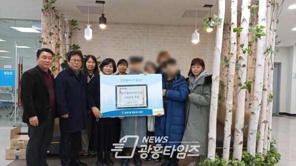 광명시 광명5동 저소득 다섯 가구의 청소년에 엄지창의 어린이집에서 지난 11일 가구당 20만 원씩 총 100만 원의 장학금을 후원했다(사진제공=광명5동 행정복지센터)