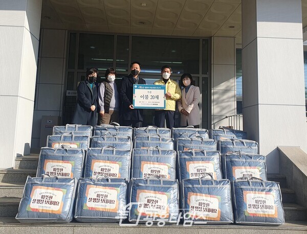 하나님의 교회 설맞이 이불 후원(사진제공=시흥시) 하나님의 교회 설맞이 이불 후원(사진제공=시흥시)