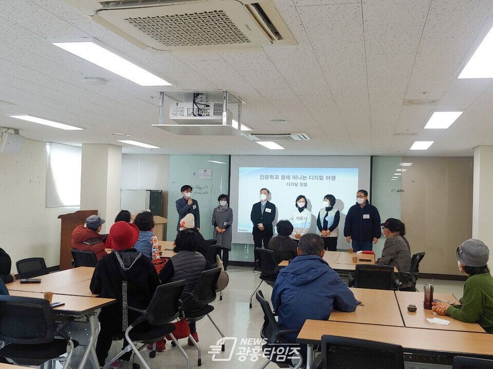 재)광명시자원봉사센터, 스마트한 시니어 일상생활을 위해 ‘디지털기기 사용법’ 교육 진행(사진제공=광명시자원봉사센터)