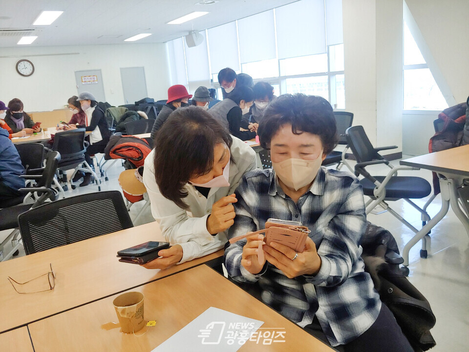 재)광명시자원봉사센터, 스마트한 시니어 일상생활을 위해 ‘디지털기기 사용법’ 교육 진행(사진제공=광명시자원봉사센터)