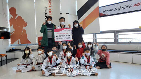 솔내음태권도 원생 일동, 이웃사랑 라면 후원(사진제공=배곧1동 행정복지센터) 솔내음태권도 원생 일동, 이웃사랑 라면 후원(사진제공=배곧1동 행정복지센터)