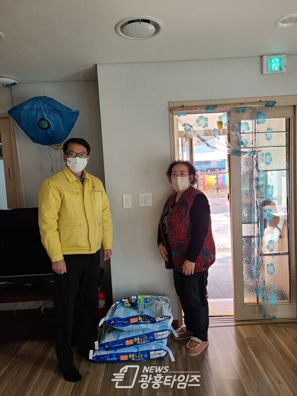 매화동, 경로당에 사랑의 쌀 전달(사진제공=매화동 행정복지센터) 매화동, 경로당에 사랑의 쌀 전달(사진제공=매화동 행정복지센터)