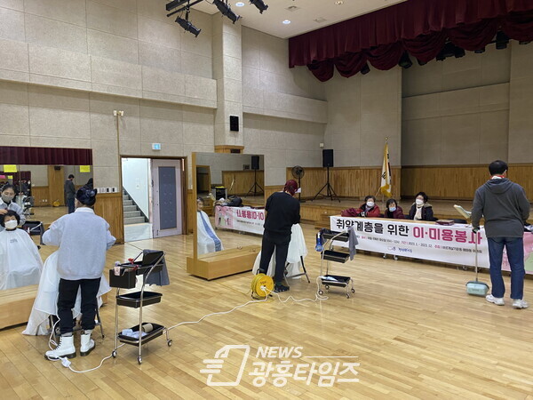 바르게살기운동 매화동 위원회, 따뜻한 미용봉사(사진제공=매화동 행정복지센터) 바르게살기운동 매화동 위원회, 따뜻한 미용봉사(사진제공=매화동 행정복지센터)