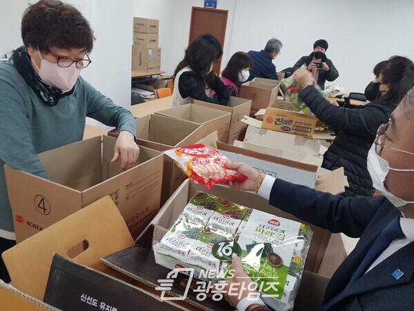 정왕3동 지역사회보장협의체, 설맞이 행복꾸러미 전달(사진제공=정왕3동 행정복지센터) 정왕3동 지역사회보장협의체, 설맞이 행복꾸러미 전달(사진제공=정왕3동 행정복지센터)