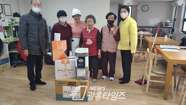 정왕2동 설맞이 경로당 위문품 전달9사진제공=정왕2동 행정복지센터) 정왕2동 설맞이 경로당 위문품 전달9사진제공=정왕2동 행정복지센터)