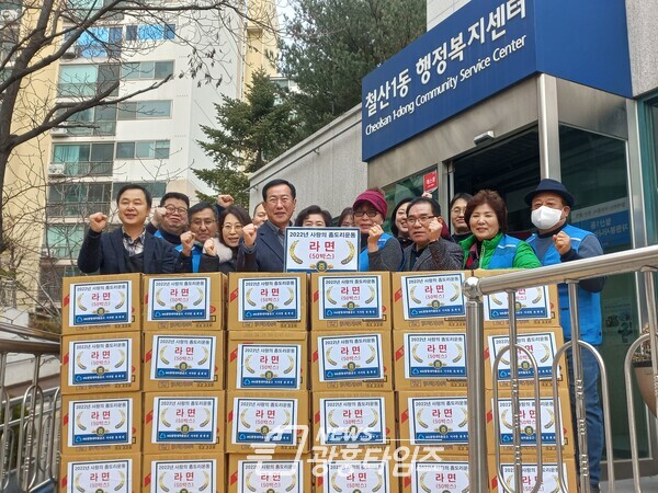 광명시 철산1동 지역사회보장협의체에 광명새마을금고에서 ‘사랑의 좀도리 운동’ 나눔 행사로 지난 17일 라면 50박스를 전달했다(사진제공=철산1동 행정복지센터) 광명시 철산1동 지역사회보장협의체에 광명새마을금고에서 ‘사랑의 좀도리 운동’ 나눔 행사로 지난 17일 라면 50박스를 전달했다(사진제공=철산1동 행정복지센터)