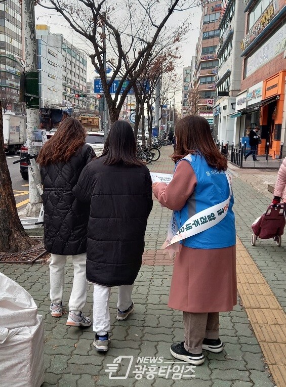 광명시 하안4동 지역사회보장협의체는 설 명절을 맞아 지난 17일 동절기 취약계층 집중 보호를 위한 복지사각지대 발굴 캠페인을 실시했다(사진제공=하안4동 행정복지센터) 광명시 하안4동 지역사회보장협의체는 설 명절을 맞아 지난 17일 동절기 취약계층 집중 보호를 위한 복지사각지대 발굴 캠페인을 실시했다(사진제공=하안4동 행정복지센터)