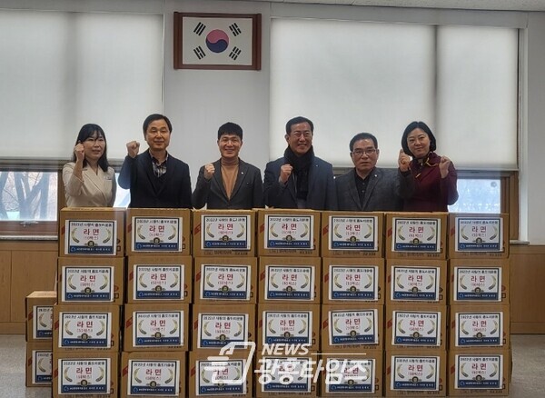 광명시 학온동 복지사각지대 취약계층에 광명새마을금고에서 ‘사랑의 좀도리 운동’ 나눔 행사로 지난 17일 라면 50박스를 전달했다(사진제공=학온동 행정복지센터) 광명시 학온동 복지사각지대 취약계층에 광명새마을금고에서 ‘사랑의 좀도리 운동’ 나눔 행사로 지난 17일 라면 50박스를 전달했다(사진제공=학온동 행정복지센터)