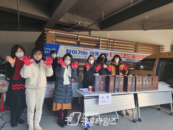 광명시 광명5동 주민자치회는 지난 17일과 18일 이틀간 관내 주민을 대상으로「명절맞이 찾아가는 이웃사랑 칼갈이 사업」을 진행했다(사진제공=광명5동 행정복지센터) 광명시 광명5동 주민자치회는 지난 17일과 18일 이틀간 관내 주민을 대상으로「명절맞이 찾아가는 이웃사랑 칼갈이 사업」을 진행했다(사진제공=광명5동 행정복지센터)