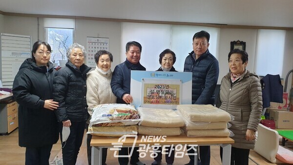 광명시 광명7동 지역사회보장협의체는 설 명절을 맞아 지난 18일 관내 9개 경로당을 찾아가 양곡 각 20kg 2포씩 총 360kg를 지원(사진제공=광명7동 행정복지센터) 광명시 광명7동 지역사회보장협의체는 설 명절을 맞아 지난 18일 관내 9개 경로당을 찾아가 양곡 각 20kg 2포씩 총 360kg를 지원(사진제공=광명7동 행정복지센터)