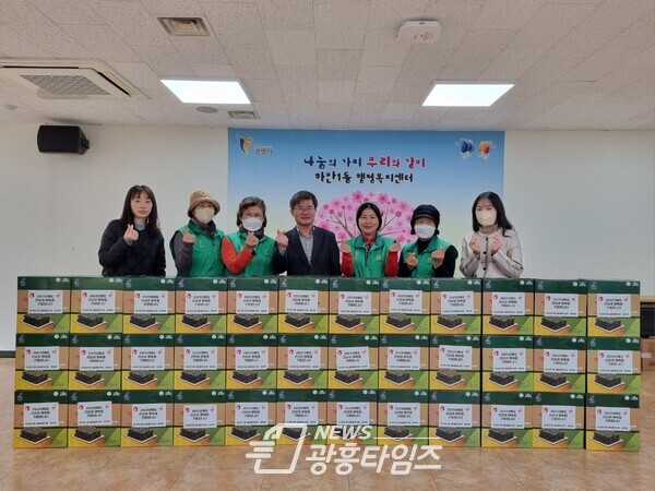 광명시 하안1동 새마을부녀회는 지난 18일 관내 취약계층 50가구에 김세트를 전달했다(사진제공=하안1동 행정복지센터) 광명시 하안1동 새마을부녀회는 지난 18일 관내 취약계층 50가구에 김세트를 전달했다(사진제공=하안1동 행정복지센터)