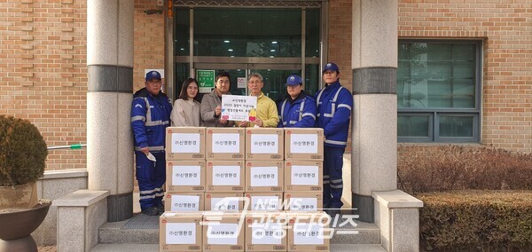 신영환경 설맞이 이웃사랑 선물세트 후원(사진제공=정왕1동 행정복지센터) 신영환경 설맞이 이웃사랑 선물세트 후원(사진제공=정왕1동 행정복지센터)