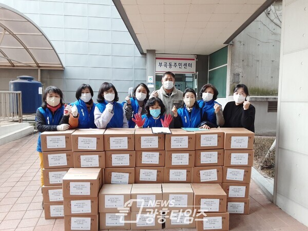 부곡동지보체 설명절꾸러미 전달(사진제공=부곡동 주민센터) 부곡동지보체 설명절꾸러미 전달(사진제공=부곡동 주민센터)