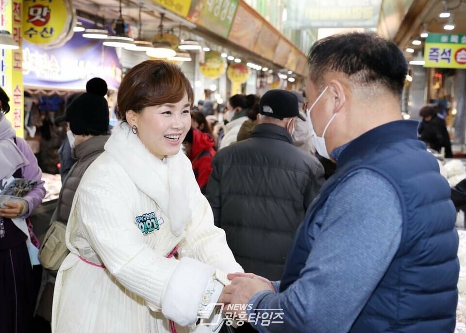 임오경 국회의원, 설 맞이 광명전통·새마을시장에서  현장 민생 챙겨(사진제공=임오경 의원실)