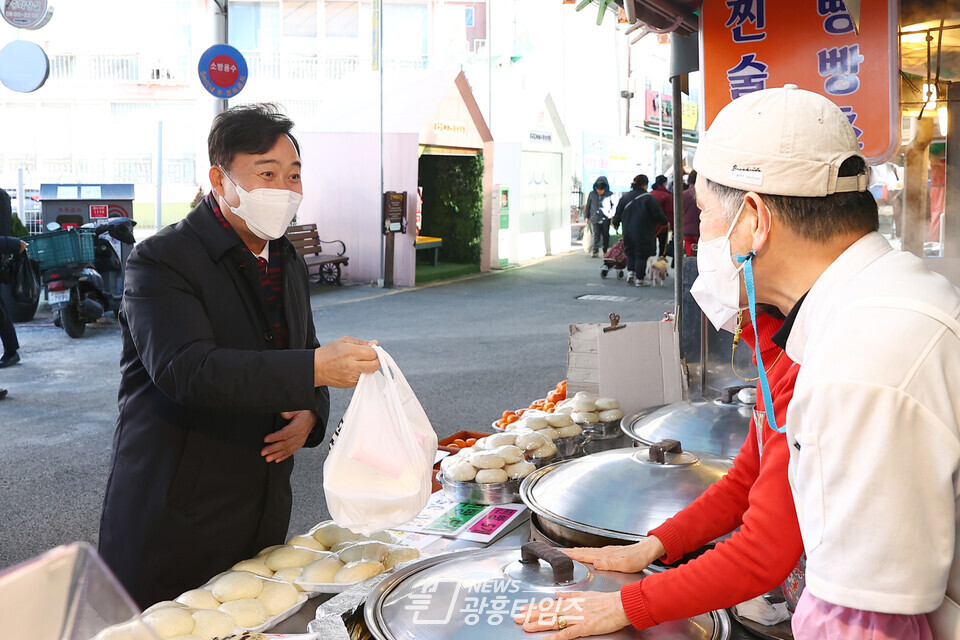 의왕시,설맞이 전통시장 장보기 행사 실시_김성제 의왕시장 (사진제공=의왕시) 의왕시,설맞이 전통시장 장보기 행사 실시_김성제 의왕시장 (사진제공=의왕시)