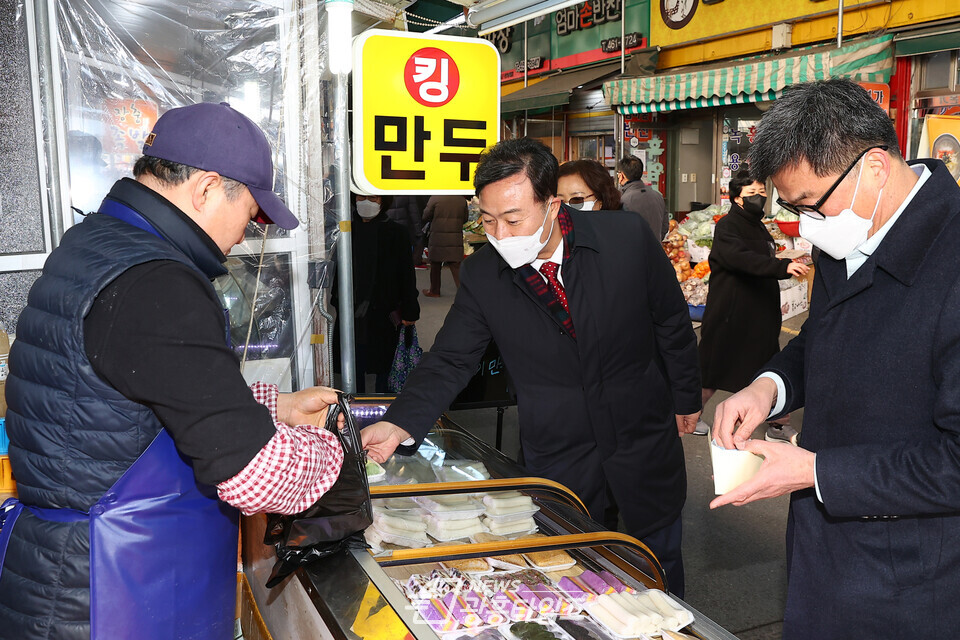 의왕시,설맞이 전통시장 장보기 행사 실시_김성제 의왕시장 (사진제공=의왕시) 의왕시,설맞이 전통시장 장보기 행사 실시_김성제 의왕시장 (사진제공=의왕시)