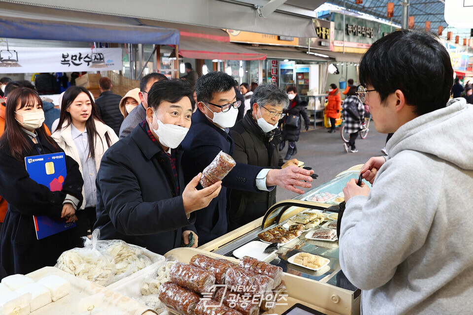 의왕시,설맞이 전통시장 장보기 행사 실시_김성제 의왕시장 (사진제공=의왕시) 의왕시,설맞이 전통시장 장보기 행사 실시_김성제 의왕시장 (사진제공=의왕시)