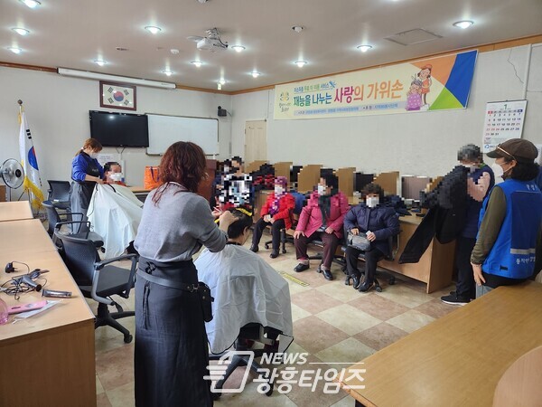광명시 광명3동 지역사회보장협의체는 31일 지역365봉사단체와 함께 관내 저소득 어르신을 모시고 저소득층 무료 이·미용 서비스 행사인 「재능을 나누는 사랑의 가위손」을 진행했다(사진제공=광명3동 행정복지센터) 광명시 광명3동 지역사회보장협의체는 31일 지역365봉사단체와 함께 관내 저소득 어르신을 모시고 저소득층 무료 이·미용 서비스 행사인 「재능을 나누는 사랑의 가위손」을 진행했다(사진제공=광명3동 행정복지센터)