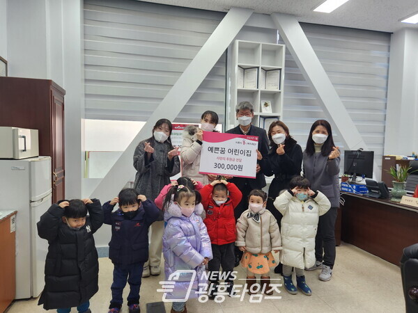 연성동 예쁜꿈어린이집, 새해맞이 사랑의 기부금 전달(사진제공=연성동 행정복지센터) 연성동 예쁜꿈어린이집, 새해맞이 사랑의 기부금 전달(사진제공=연성동 행정복지센터)
