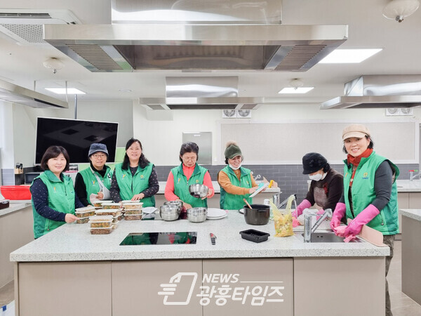 광명시 하안1동 새마을부녀회는 지난 1월 31일 광명시평생학습원 4층에 있는 ‘시민의 부엌’에서 소고기 불고기 봄동 무침 어묵조림 등 반찬을 손수 만들어 관내 취약계층 어르신들에게 전달했다(사진제공=하안1동 행정복지센터) 광명시 하안1동 새마을부녀회는 지난 1월 31일 광명시평생학습원 4층에 있는 ‘시민의 부엌’에서 소고기 불고기 봄동 무침 어묵조림 등 반찬을 손수 만들어 관내 취약계층 어르신들에게 전달했다(사진제공=하안1동 행정복지센터)