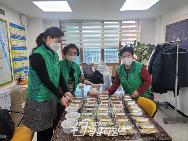 광명시 철산2동 새마을부녀회는 지난 2월 2일 관내 철산권역 마을 냉장고에 치킨 볶음밥 및 짜장 등 45여 개의 밑반찬과 도시락을 기증했다(사진제공=철산2동 행정복지센터) 광명시 철산2동 새마을부녀회는 지난 2월 2일 관내 철산권역 마을 냉장고에 치킨 볶음밥 및 짜장 등 45여 개의 밑반찬과 도시락을 기증했다(사진제공=철산2동 행정복지센터)