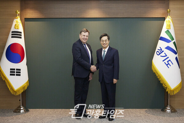 9일 경기도청 도지사 집무실에서 김동연 경기도지사가 존 위팅데일 영국 무역특사를 만나 기념촬영을 하고 있다(사진제공=경기도)