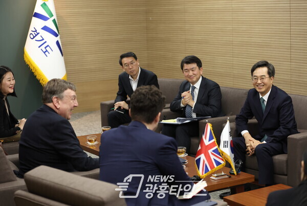  9일 경기도청 도지사 집무실에서 김동연 경기도지사가 존 위팅데일 영국 무역특사를 만나 면담을 하고 있다(사진제공=경기도)