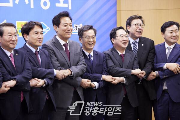 10일 오전 전북도청 중회의실에서 김동연 경기도지사, 이철우 대한민국시도지사협의회 회장, 김관영 대한민국시도지사협의회 부회장, 유정복 대한민국시도지사협의회 부회장, 이장우 대한민국시도지사협의회 감사 등이 대한민국시도지사협의.회 제 52차 임시총회에서 기념촬영을 하고 있다(사진제공=경기도)