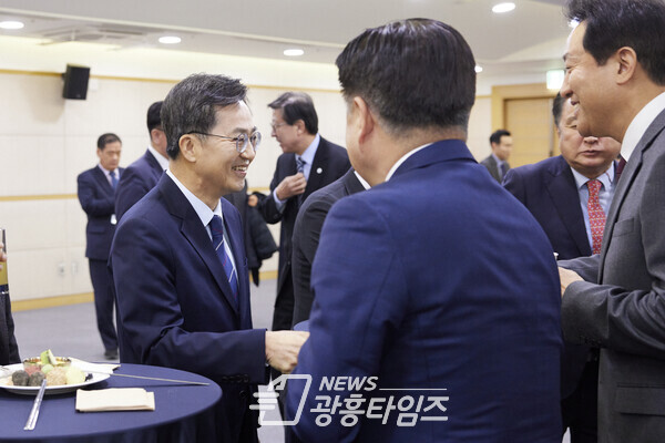 10일 오전 전북도청 중회의실에서 김동연 경기도지사가 대한민국시도지사협의회 참석자들과 인사를 나누고 있다(사진제공=경기도)