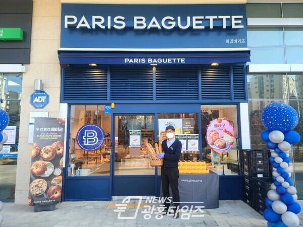 광명시 소하1동 저소득층 아동들이 맛있는 빵을 먹을 수 있도록 파리바게뜨 광명G타워점에서 매월 1만 원 상당 이용권 5장을 기부하고 있다(사진제공=소하1동 행정복지센터) 광명시 소하1동 저소득층 아동들이 맛있는 빵을 먹을 수 있도록 파리바게뜨 광명G타워점에서 매월 1만 원 상당 이용권 5장을 기부하고 있다(사진제공=소하1동 행정복지센터)