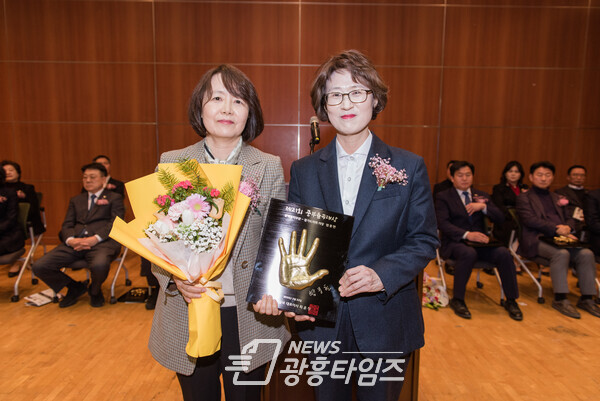 염종현 의장, 22일 '제21회 중부율곡대상' 광역정치부문 수상_ (왼쪽부터)전미란 여사, 최윤정 대표(사진제공=경기도의회)