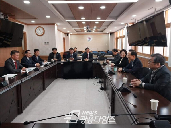 21일 경기도교육청에서 김정호 대표직무대행 등 경기도의회 의원들과 임태희 경기도교육감이 교육 현안관련 논의를 하고 있다(사진제공=김정호 대표직무대행실)