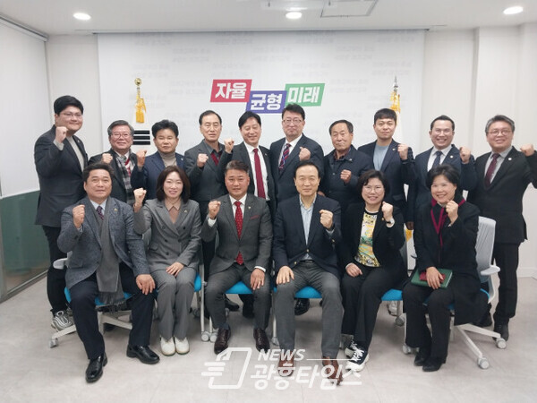 교육현안 논의 후 기념촬영(사진제공=김정호 대표직무대행실)